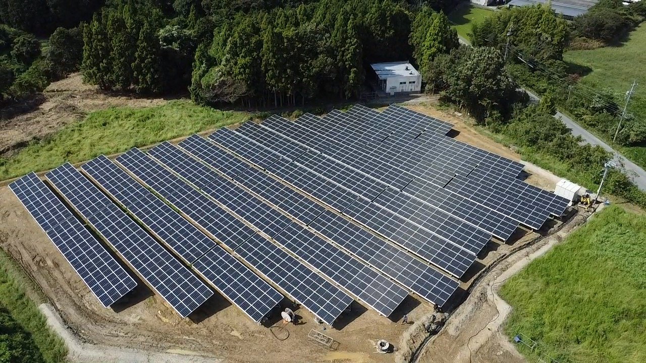 野立て発電所の施工（空撮）